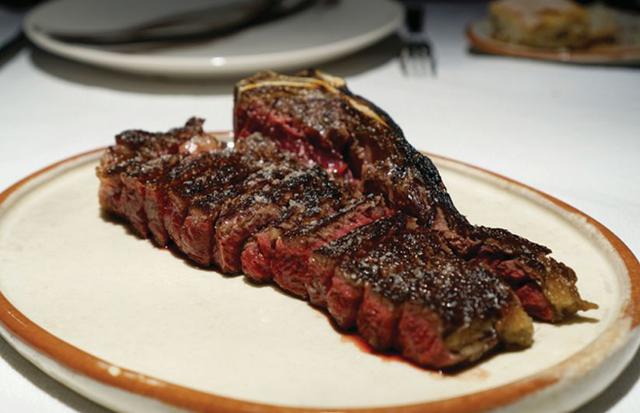6. Restaurante "Asador Etxebarri" en Axpe (España). Beef chop.