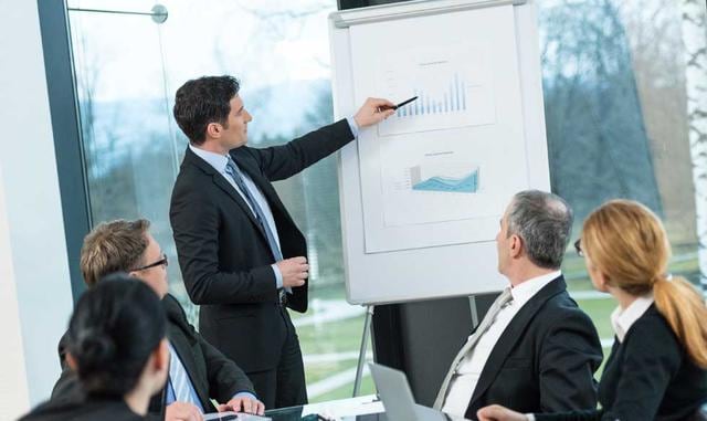 Conocimientos muy actualizados. Los directores de una empresa son ejecutivos con competencias globales y, dependiendo del giro de la organización, con conocimientos muy especializados. Los altos funcionarios de una empresa deben conocer todas las herramie