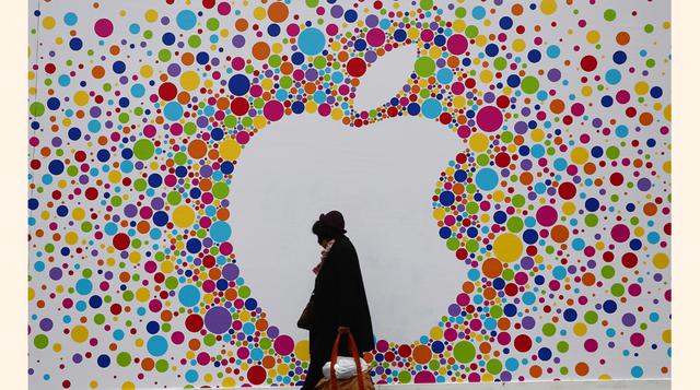 Apple. El gigante de la manzana concentra el 14.8% del mercado, de acuerdo a los datos de IDC, pero sigue crece más que su principal competencia. En el 2014 vendió 192.7 smartphones, 25.5% más que el año anterior.  (Foto: Bloomberg)