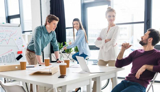 FOTO 2 | 2. Requieren recursos adicionales

Puede que al principio no lo consideres, pero las juntas requieren recursos adicionales. Por ejemplo, si tienes una reunión o dos a la semana a la hora de la comida, esto representa unos cuantos miles de pesos. Incluso si tienes una presentación en la mañana o a medio día, la gente esperará que haya algún snack o café.

Y obviamente tendrás que darle a tu equipo bebidas, y eso que yo soy gran fan de las reuniones a la hora de la comida. Sin embargo, debes tomar en cuenta estos gastos adicionales cuando planees una junta. En lugar de tener una reunión semanal para ver cómo van las cosas, tal ve pudieras tenerla cada 15 días o incluso una vez al mes.