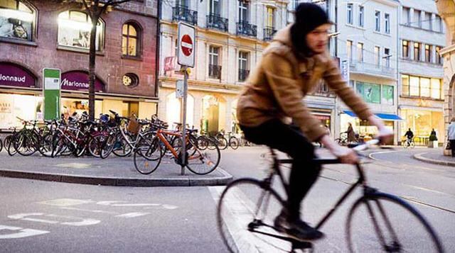 Basilea, Suiza. Cuenta con bicisendas diseñadas para que los ciclistas tengan prioridad de giro y que su relación con los automovilistas sea un poco más clara. Se recomienda usar cascos, pero las luces y los timbres para bicis son obligatorios. _También p
