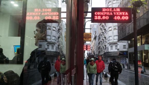 Aunque están ya acostumbrados a las crisis monetarias, muchos argentinos todavía quedaron traumatizados por el llamado corralito, una medida económica que se dispuso en el 2001 para congelar cuentas bancarias y evitar los retiros de dólares.