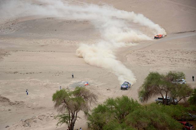 FOTO 8 | 24: los participantes muertos en la historia del Dakar, desde el motorista francés Patrick Dodin en la primera edición, en 1979, a su homólogo polaco Michal Hernik en 2015. (Foto: AFP)