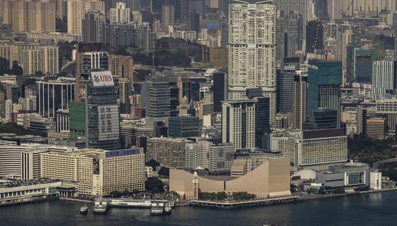 Un transbordador estrella (abajo) frente a edificios comerciales y residenciales, visto desde el mirador Peak, en Hong Kong el 27 de enero de 2023. (Foto de ISAAC LAWRENCE / AFP)