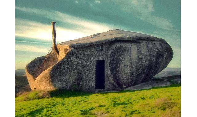 CASA DE PEDRA – PORTUGAL. Situada en la ciudad de Guimarães, antes era una casa de vacaciones. Ahora se ha transformado en un pequeño museo.