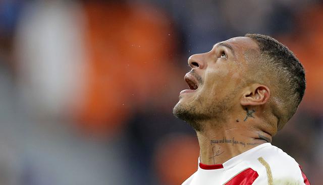 El 8 de diciembre, luego de haber ampliado la suspensión a Paolo Guerrero por 20 días más, la FIFA señala que el peruano debe cumplir un año de castigo por dopaje. (Foto: AP)