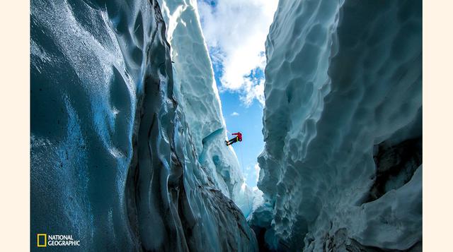 Un escalador desciende hacia el glaciar Hayden, en las cascadas de Oregon, Estados Unidos.