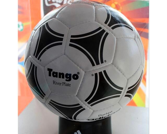 FOTO 10 | 10. Tango Durlast (Argentina 1978) 20 de los 32 paneles del balón presentaban una tríada que creaba una sensación óptica de que había 12 círculos en el balón. (Foto: WARREN ROHNER - WIKIMEDIA COMMONS)