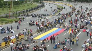 Opositores en Venezuela bloquean vías en protesta contra Maduro