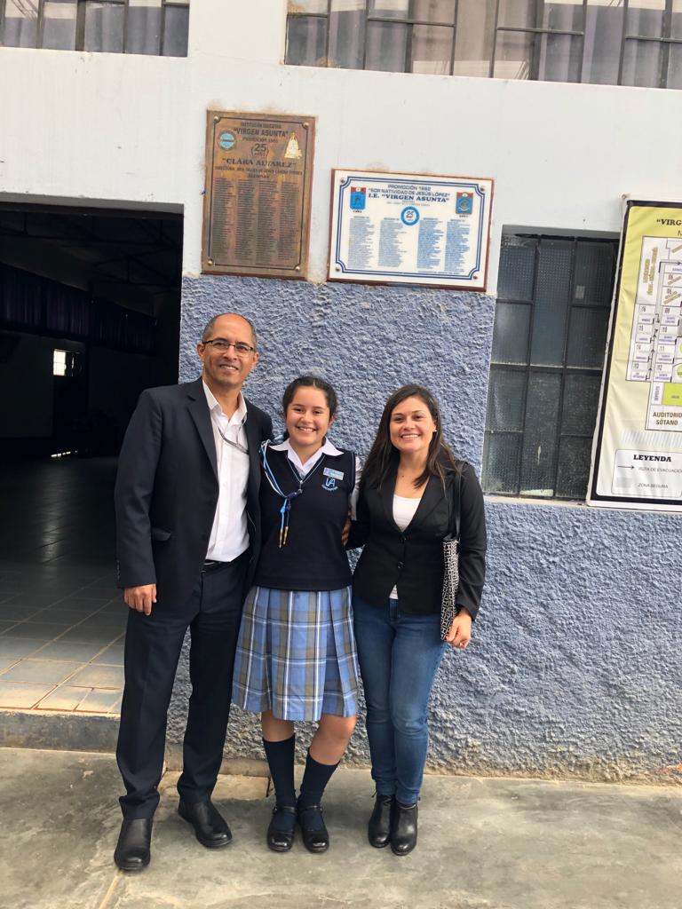 Ana Paula y sus padres. (Foto: Difusión)