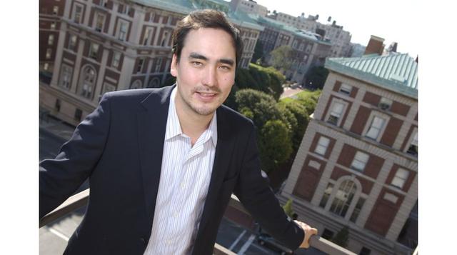 Según Tim Wu, Luxottica sería lo que se conoce como un "fijador de precios" (price maker, en inglés). Debido a que controla tantas marcas conocidas y tiendas de distribución, puede establecer un precio alto para sus productos. "El mejor rem