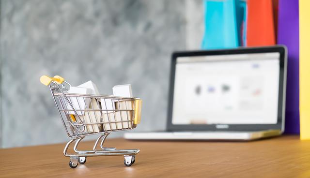 FOTO 3 | 3. Moda online. Equipo: Cámara digital, computadora
¿Amas la moda o solamente tienes demasiada ropa que ya no quieres? En lugar de llenar tus armarios de prendas que ya no usas (o peor, tirarlas), puedes venderlas en línea. Este modelo ofrece una gran oportunidad para los introvertidos para hacer dinero a través de un proceso completamente virtual. Hay un sinfín de plataformas online como The RealReal, Tradesy y ThredUp que se especializan en este tipo de productos.

¿Qué necesitas para comenzar? Una computadora y una cámara para procesar las fotografías de tus prendas. Lo demás es fácil. Investiga, elige un buen nombre para tu tienda virtual y usa imágenes bellas y descripciones vívidas de lo que vendes. Y una vez que ya te hayas acostumbrado, ¡puedes empezar a vender para otras personas! (Foto: Freepik)