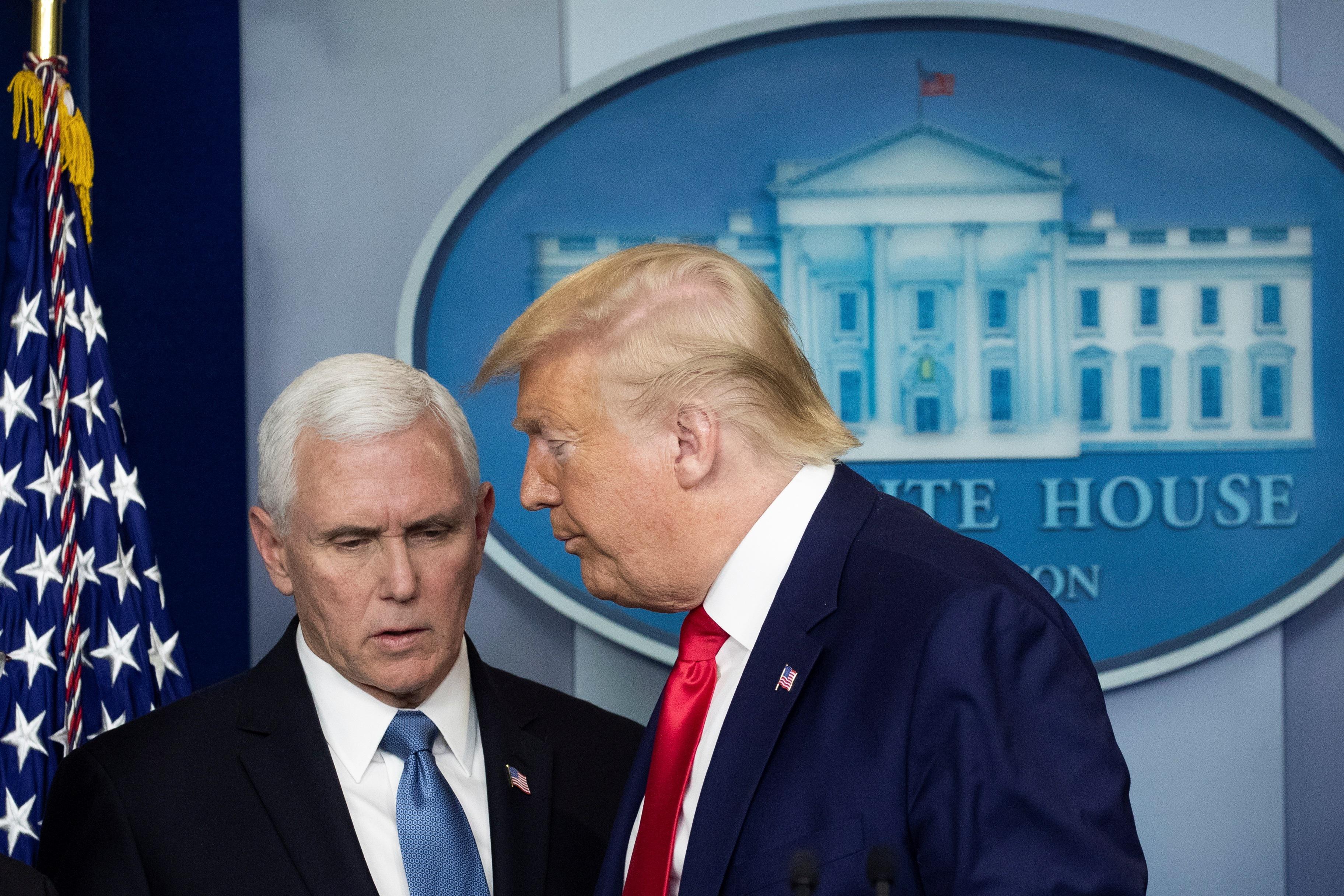 Incluso el coronavirus llegó este viernes al círculo cercano del presidente de Estados Unidos, Donald Trump, al confirmarse el contagio de la portavoz del vicepresidente Mike Pence. (Foto: AFP).