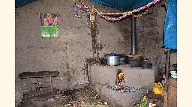 La cocina mejorada consiste en una estructura de barro con chimenea y plancha de metal. De esta forma se ahorra leña y bosta. La magia de esta cocina, sin embargo, viene con la chimenea. A través de este ducto se elimina hasta el 90% de la contaminación e