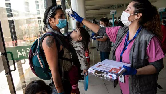 La reapertura de fronteras era una noticia esperada por la industria del turismo, fuertemente golpeada por la pandemia. El ministro de Economía, Lucas Palacios, dijo que esperan que unos 300,000 turistas visiten Chile en los meses del verano austral. (Foto: AFP)