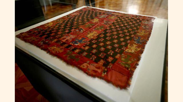 Las piezas incluyen el famoso manto calendario (104 cm de largo por 53 cm de ancho) cuya peculiaridad es exhibir 32 motivos de distintas figuras.