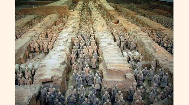 La Armada enterrada del Emperador Qin En Xian, China. Hace 2000 años que una armada de 6000 soldados y caballos de barro reposan en el mausoleo del Emperador Qin, que unificó China. Su guardia, fue enterrada a 35 km al este de la ciudad de Xi'an, en 