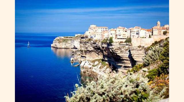 BONIFACIO, CÓRCEGA, FRANCIA. Sin duda la ciudad más bella de la isla de Córcega en Francia, Bonifacio está ubicada en un emplazamiento privilegiado, en lo alto de un promontorio rocoso de piedra calcárea blanca, rodeado por la belleza del mar mediterráneo