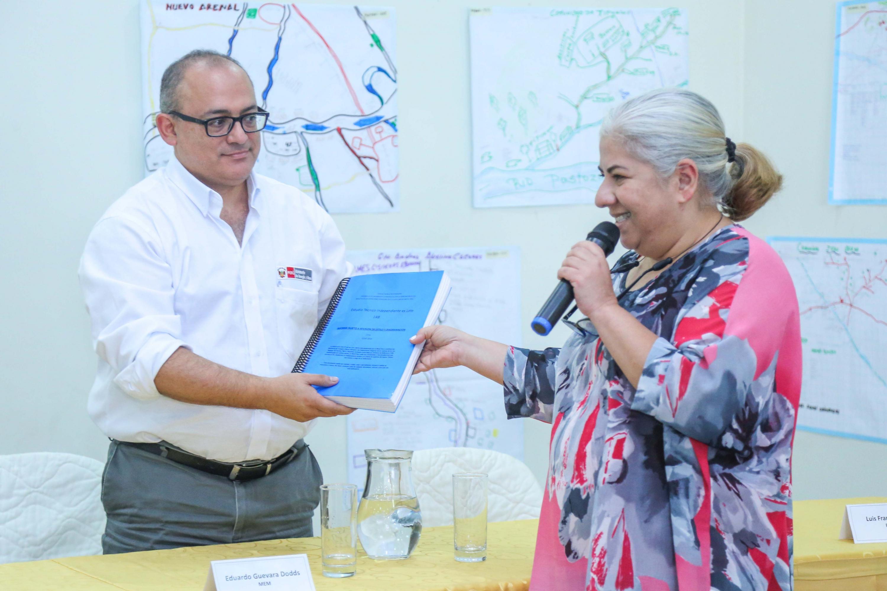 El viceministro de Hidrocarburos, Eduardo Guevara, entregó los documentos a los representantes de las comunidades amazónicas. (Foto: Difusión)