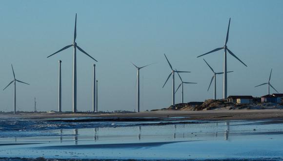 Fotografía tomada el 30 de junio de 2012 que muestra turbinas eólicas a lo largo de la costa en Prainha do Canto Verde, cerca de Aracati, a unos 120 km al sureste de Fortareza, en el estado brasileño de Ceara. (Foto de Yasuyoshi CHIBA / AFP)