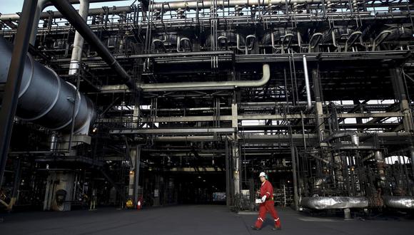 En lugar de suavizar los recortes de producción en julio, la OPEP y sus aliados, un grupo conocido como OPEP+, están debatiendo la posibilidad de mantenerlos después de junio. (Foto: Reuters)