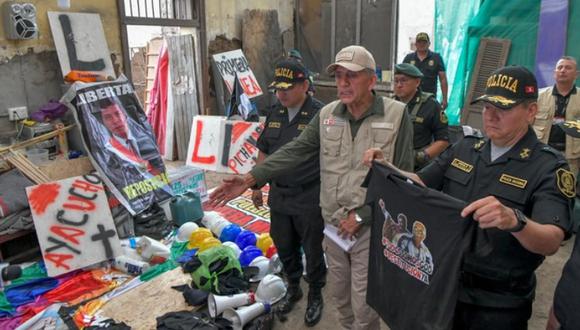 Ministro Torres frente a los objetos artesanales que decomisó la policía en una casona del jirón Amazonas. Foto: Ministerio del Interior.