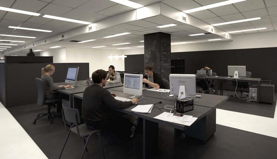 FOTO 11 | 11. Gummo – Amsterdam.

Dado que Gummo sólo iba a alquilar por dos años el primer piso del viejo edificio del periódico Parool, en Amsterdam, i29 convenció a la empresa neerlandesa de seguir el principio de “reducir, reutilizar y reciclar” y así crear una oficina elegante que impactara lo menos posible el ambiente y los presupuestos de la compañía.

Todo en la oficina se adapta al nuevo estilo hogareño en blanco y gris. Todo el mobiliario fue comprado localmente en eBay y en tiendas de beneficencia, y muchas cosas de la vieja oficina se dejaron tal como estaban. Todo fue pintado con pintura ecológica en spray, para adaptar los objetos al nuevo esquema de color. La nueva oficina es un caso perfecto de una buena manera de ocupar un espacio temporal de forma elegante y a un mínimo costo. (Foto: viralismo)