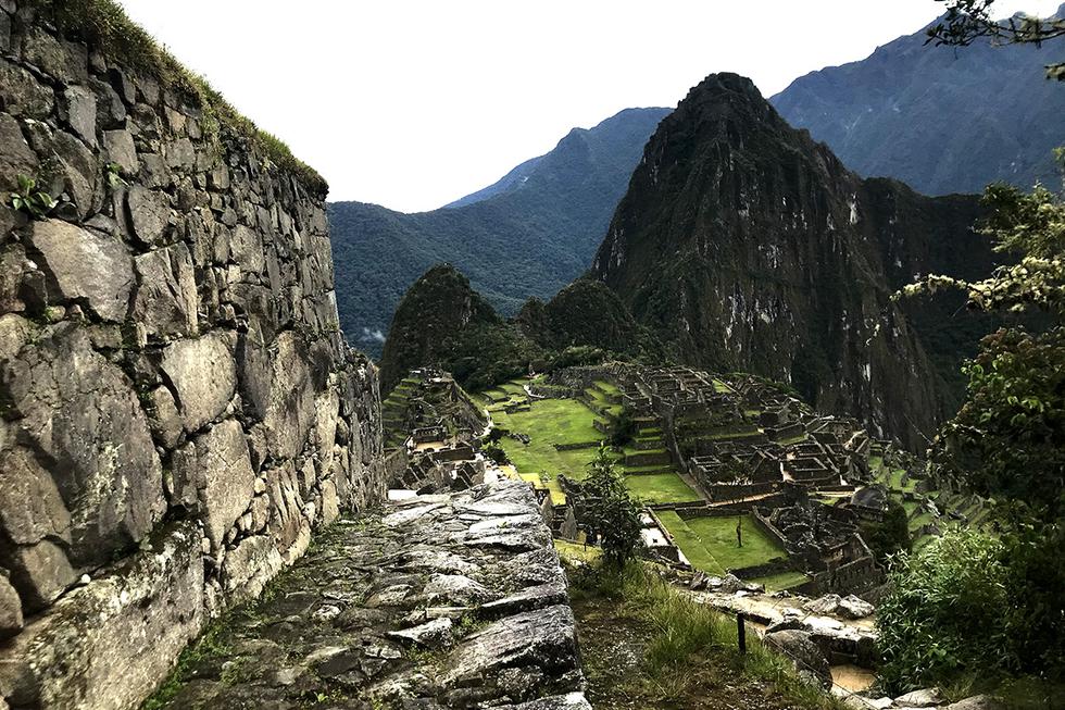Machu Picchu (del quechua sureño machu pikchu, «Montaña Vieja») es el nombre contemporáneo que se da al antiguo poblado andino, construido a mediados del siglo XV, en una ladera rocosa que une las montañas Machu Picchu y Huayna Picchu en la vertiente oriental de la Cordillera Central, al sur del Perú y a 2430 msnm (altitud de su plaza principal).