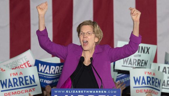 Elizabeth Warren se dirige a sus partidarios durante un mitin de campaña en Los Ángeles, California, el 2 de marzo de 2020. (AFP)