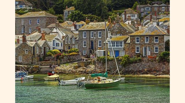 Mousehole (Cornwall). Una placentera playa cubierta de barcos se amarran en el recatado puerto de este pueblo, que hace las delicias de los visitantes gracias a su pescado, cafeterías y galerías de arte. En diciembre se le apoda ‘Mouse Vegas’ debido al al