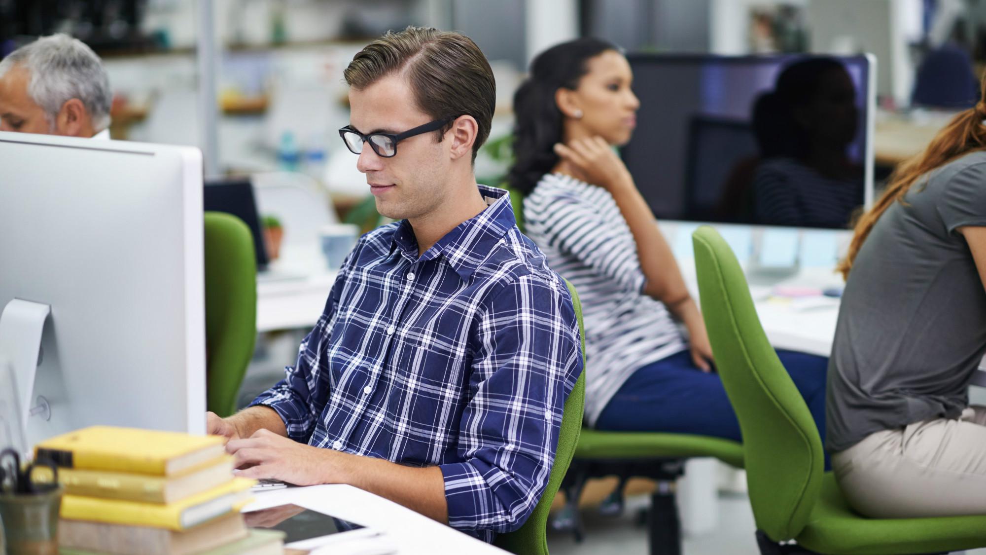 Foto 1 | Autarquías laborales. Una evolución mesurada de la tecnología y lenta curva de aprendizaje puede generar algún alivio para los trabajadores con menos habilidades, pero la cuota de talento se reduce para los puestos de mayor jerarquía, además de un crecimiento reducido para la empresa. (Foto: iStock)