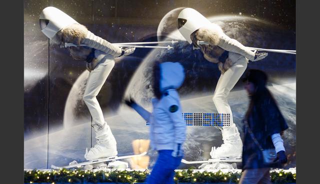 FOTO 6 | Moncler: Moncler SpA es evidencia de que el nicho puede convertirse en algo convencional. Casi desaparecido hace unos años, ha convertido casacas de invierno acolchadas en accesorios imprescindibles para las pistas de esquí de Courchevel o los torneos de esquí y polo de St. Moritz. El cerebro detrás del renacimiento es Remo Ruffini, que también es el mayor accionista de Moncler y lanzó la empresa en bolsa a finales del 2013. Hoy en día, Moncler vale 9,500 millones de euros. Esa es una gran cantidad de casacas acolchadas, incluso a 1,000 euros por persona. (Foto: Bloomberg)