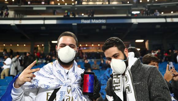 El uso de las mascarillas en España se ha podido ver en las calles y en eventos deportivos como los partidos de fútbol. En la imagen, dos hinchas en el estadio Santiago Bernabéu del Real Madrid. (Foto: Reuters)