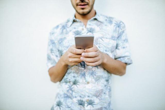 FOTO 6  | 6. Gestiona redes sociales.  Las redes sociales son una rama altamente creativa. Requiere habilidades tanto visuales como escritas. También debes dominar varios canales de redes sociales así como diferentes fortalezas en cada herramienta (Facebook contra Instagram contra Snapchat).

Las responsabilidades de los community managers incluyen crear cuentas de redes sociales, revisar el comportamiento de las audiencias (examinar la presencia de un cliente en redes sociales), desarrollar una estrategia para crear, curar y gestionar todo el contenido publicado en las diferentes cuentas de redes sociales así como desarrollar campañas de marketing. Los community managers hacen crecer bases de seguidores en redes sociales. No hay una sola forma de convertirte en community manager. La mayoría de los puestos para esto de tiempo completo buscan a gente con título en comunicación, periodismo o marketing. Si no tienes uno, busca un trabajo de freelance para ganar experiencia y credenciales. Además puedes buscar entrenamiento adicional en la Hootsuite Academy que ofrece una certificación, o la General Assembly que ofrece bootcamps, y talleres en gestión de redes sociales.

Lo más importante para convertirte en community manager es demostrar que puedes manejar las herramientas de social media y entender cómo crear y manejar una base de fans a través del contenido. Aunque puedes hacer esto a través de la experiencia que tienes en tu trabajo, si eres nuevo, entonces tienes que establecer tu credibilidad y crear una base de fans en tus redes personales. También puedes publicitar y promover tus servicios en línea, hacer artículos gratis en otros sitios sobre tips de cómo usar los canales de redes sociales, construir una base de fans y alcanzar a diferentes negocios e individuos.

El salario promedio de un community manager en Estados Unidos es de $54,238 dólares. Si vas empezando en esta línea de trabajo, busca estos trabajos con otros nombres como “especialista en social media” o “asistente de redes sociales” y “social media manager”.

Puedes bucar trabajos via remota en sitios como LinkedIn, Glassfoor, Monster, ZipRecruiter, CareerBuilder, FlexJobs e Indeed. O, si estás buscando un trabajo como freelance, intenta buscar en Upwork, Freelancer, Fiverr y PeoplePerHour. (Foto: Getty)