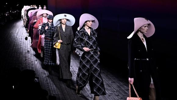 Modelos presentan creaciones de Chanel para la colección Prêt-à-porter femenino Otoño-Invierno 2024/2025 como parte de la Semana de la Moda de París, en París el 5 de marzo de 2024. (Photo by JULIEN DE ROSA / AFP)