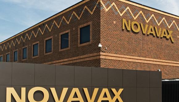 Con la emergencia sanitaria bajo control y pérdidas en el trimestre más reciente, Novavax ha optado por tratar de limitar sus gastos y ser más eficiente. (Photo by Paul J. RICHARDS / AFP)