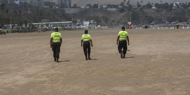FOTO 8 | En esta imagen, tomada el 24 de marzo de 2020, agentes de policía caminan por la playa de Agua Dulce, vacía en los últimos días del verano austral, para advertir a los bañistas, como medida contra la propagación contra del nuevo coronavirus, en Lima, Perú. (AP Foto/Rodrigo Abd)