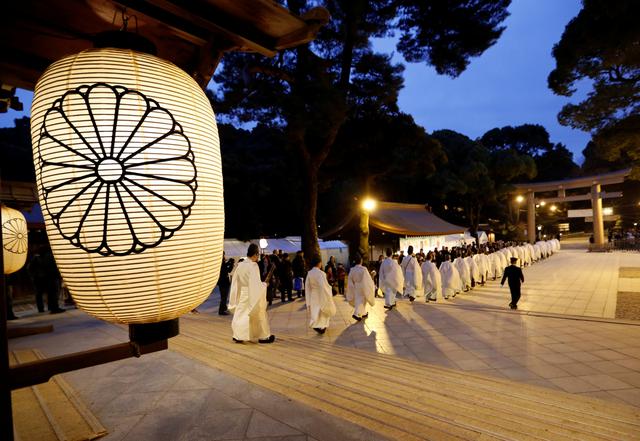 FOTO 8 | Los sacerdotes sintoístas caminan en fila para asistir a un ritual que marcará el comienzo del 2018 en el Santuario Meiji en Tokio. (Foto: Reuters)