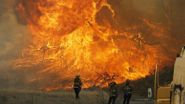 FOTO 4 | El alcalde de Los Ángeles, Eric Garcetti, declaró el estado local de emergencia por el incendio Skirball en Bel Air.