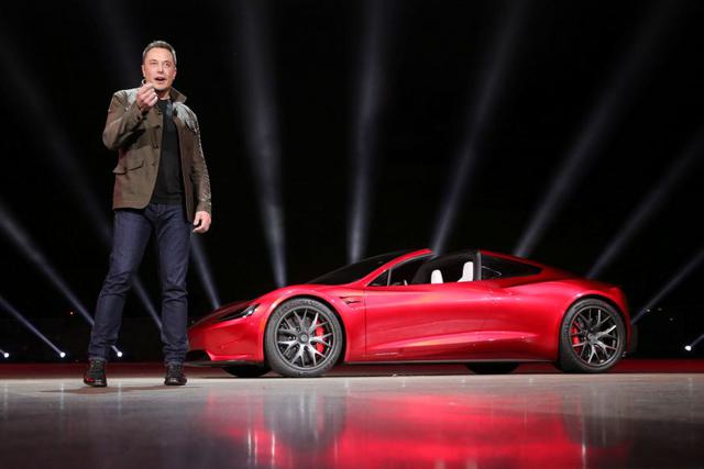 FOTO 9 | Tiene capacidad para cuatro pasajeros y rinde 1,000 kilómetros con una sola carga, un nuevo récord para un vehículo eléctrico, dijo Musk. Puede pasar de 0 a 100 km/h en 1.9 segundos con una velocidad máxima sobre 400 km/h, lo que lo convierte en 