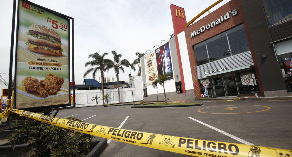 La Municipalidad de Pueblo Libre clausuró ayer el local de McDonald’s, ubicado en el cruce de las avenidas La Marina y Universitaria, tras la muerte dos jóvenes cuando se encontraban realizando sus labores en la mencionada fast food. (César Grados / GEC)