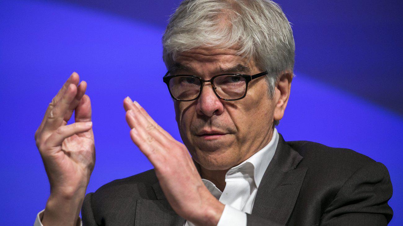 Paul Romer dijo hacer todo lo posible para ser escuchado pero las autoridades de todo el mundo están muy distraídas, “casi en pánico. Es muy difícil hacer que paren a pensar en un plan que empezaría a funcionar dentro de tres meses”, comentó.