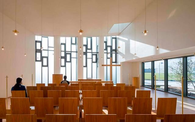 FOTO 9 | El edificio correccional posee una bibioteca, una capilla, cocinas, talleres artísticos y una zona de juegos para las visitas familiares. (Foto: Moller Architects)