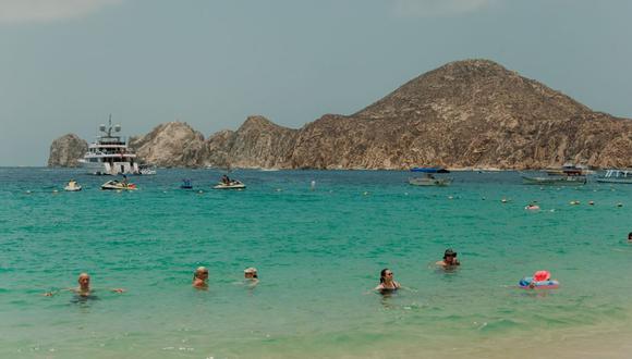 Los turistas nadan en la playa El Médano en Cabo San Lucas, estado de Baja California Sur, México, el sábado 24 de junio de 2023.