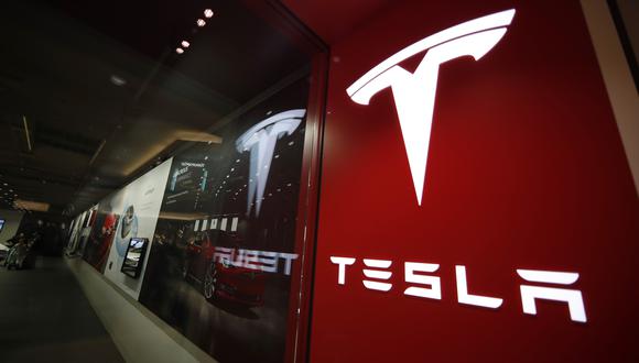 "Si tuvieras que nombrar a una compañía que ayudó a impulsar" la lucha frente al cambio climático es Tesla, dijo Bill Gates. (Foto: AP)