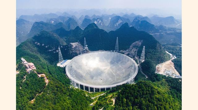 El telescopio requiere un silencio de señales de radio en un radio de 5 km, lo que obligó a reubicar a más de 8,000 personas de sus hogares. Medios estatales indicaron que los aldeanos serían compensados con dinero en efectivo o casas nuevas gracias a un 