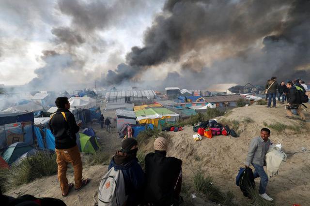 Las autoridades francesas evacuan el campamento de inmigrantes de Calais. Un total de 5.596 personas fueron desalojadas. No todas han sido reubicadas y se han visto obligadas a dormir en la calle. (Foto Reuters)