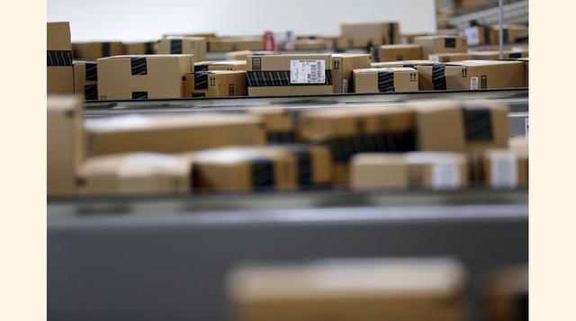 A través de sistemas de visualización y software de orientación gráfica, los Kiva (similares a un aspiradora robot) son capaces de recorrer y cargar en sus “espaldas” los cientos de miles de estantes del centro para acercar los productos adquiridos por lo