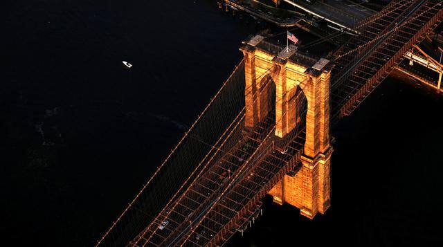 El puente de Brooklyn es iluminado por el sol del amanecer en Nueva York. (Foto: Reuters)
