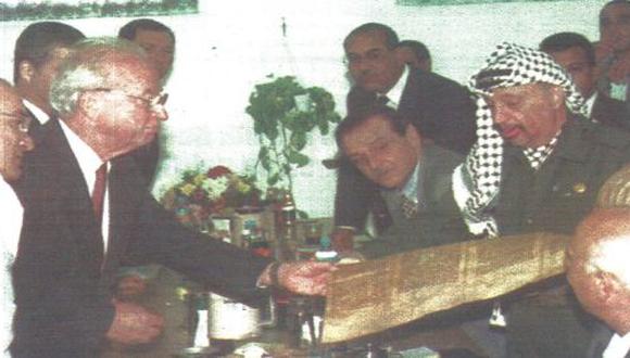 Yasser Arafat e Isaac Rabin acordaron empezar negociaciones sobre la segunda etapa para la autonomía palestina. (Foto AFP)